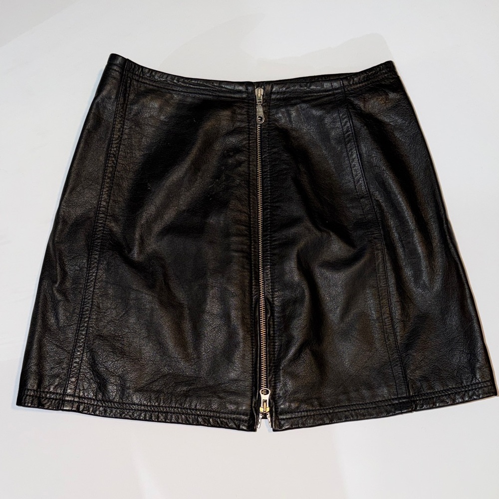 Wilson’s Maxima Black Leather Zip-Front Women’s Mini Skirt
